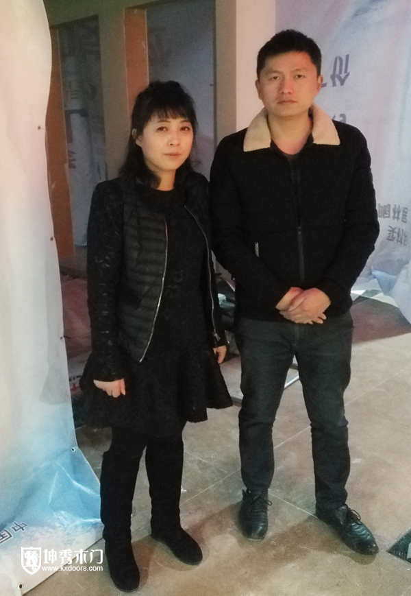 重庆坤秀木门：经销商李总与销售经理合影